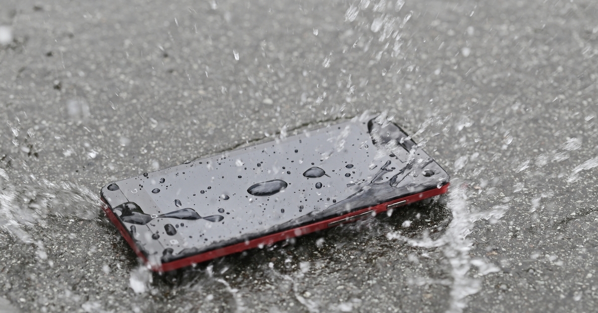 スマホを水没させたときにしてはいけない4つの行動と復活させる対処法