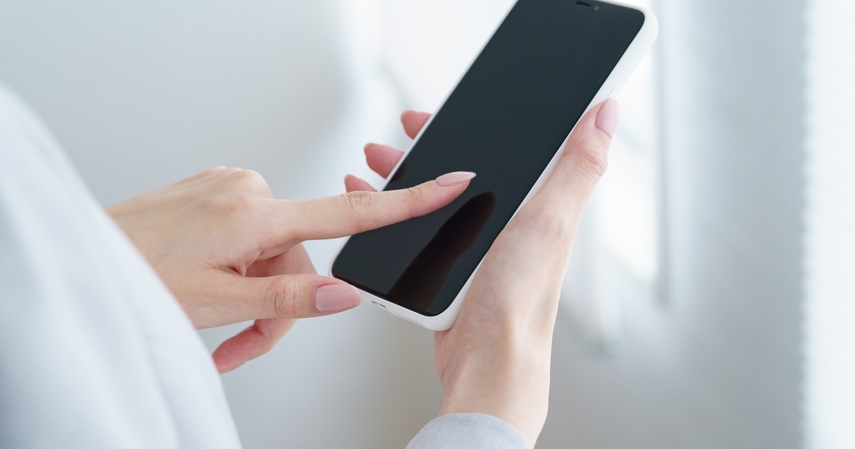 ダークモードとは？利用するメリットとiPhone・Android™における設定・解除方法を解説