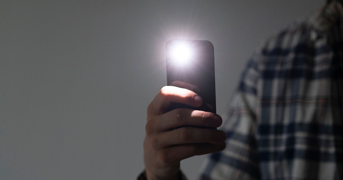 スマホのライトのつけ方は？消し方やつかない原因も詳しく解説