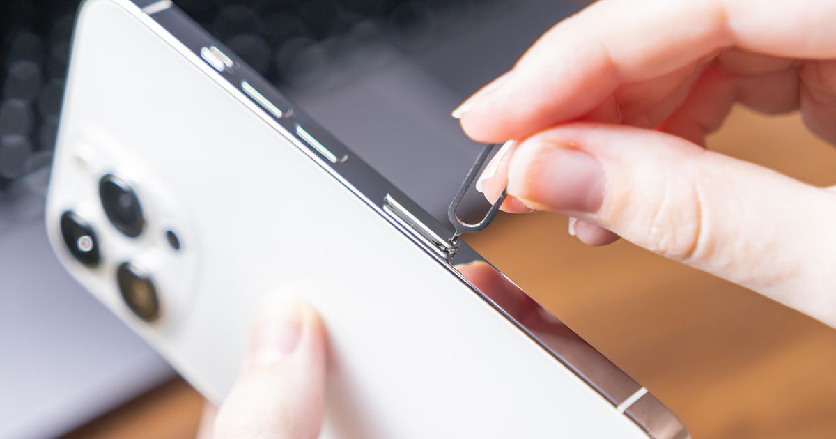 iPhoneでSIMカードが取り出せないときの原因・対処法を詳しく解説