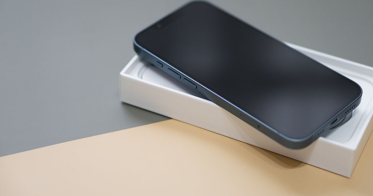 スマホケースにステッカーを挟むやり方は?注意点やアレンジのコツも紹介
