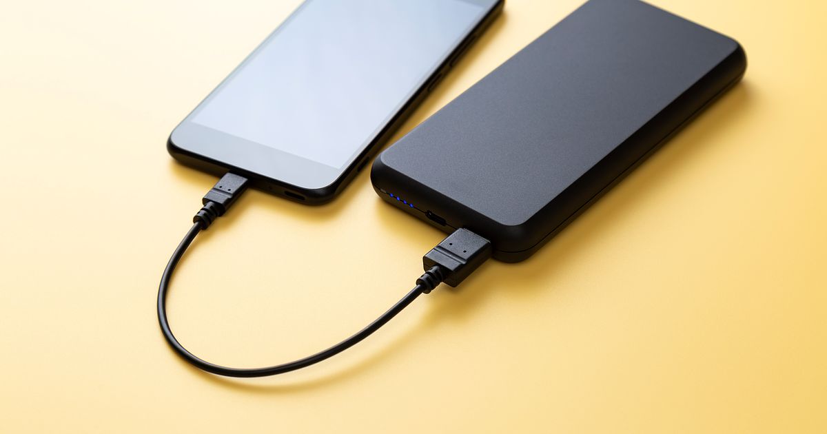 モバイルバッテリーで充電できない原因は？対処法や長く利用するためのポイントを解説