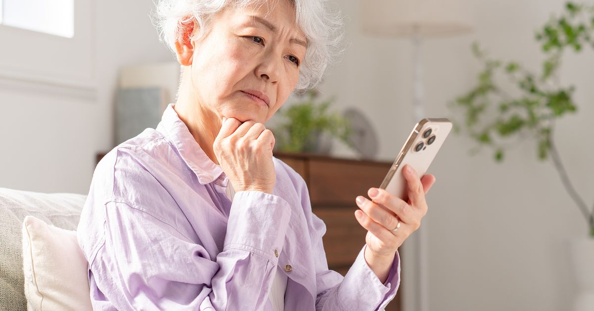 高齢者がスマホで後悔する理由は？選び方や上手に使うポイント、注意点などを解説