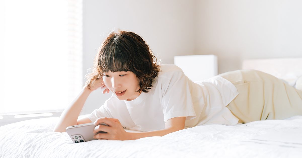 寝ながらスマホの正しい姿勢は？負担になる理由や改善するための工夫を詳しく紹介