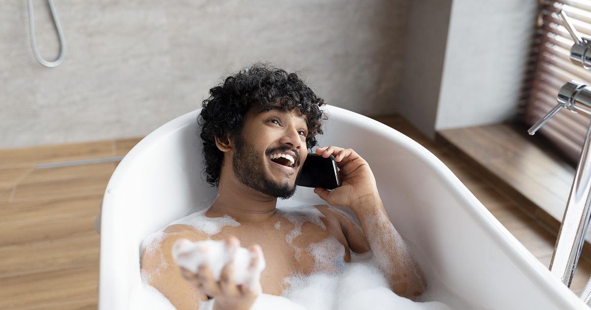 お風呂でスマホは使える？防水でも危険な理由とやってはいけない行動などを解説
